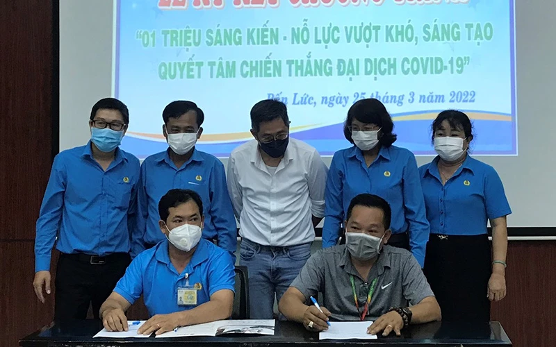Đại diện Công đoàn cơ sở và Ban giám đốc Công ty trách nhiệm hữu hạn Giày Ching Luh Việt Nam ký kết biên bản ghi nhớ thi đua.