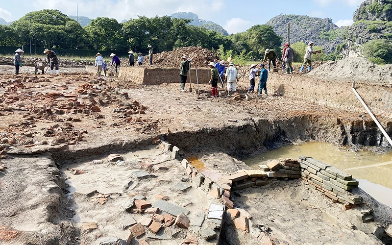 Việc khai quật khảo cổ học năm 2021 bước đầu xác định được nền móng cung điện ở Cố đô Hoa Lư.