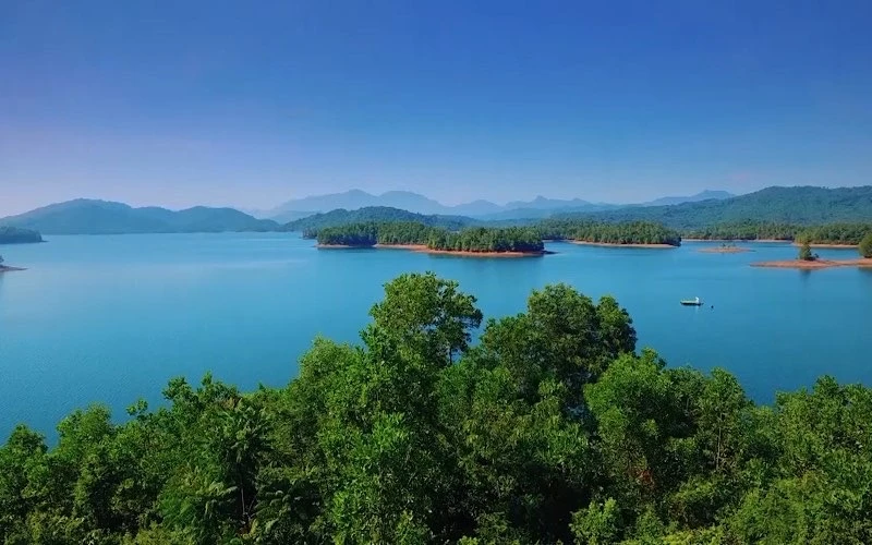 Công trình thủy lợi Phú Ninh, một điểm du lịch xanh quyến rũ du khách.