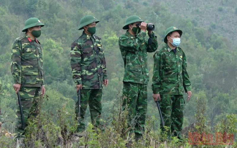Trung úy Lương Văn Lợi và đồng đội tuần tra đường biên, cột mốc, ngăn chặn xuất nhập cảnh trái phép.