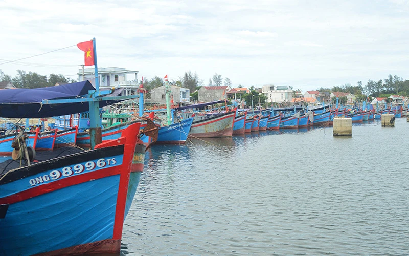 Nộp hồ sơ tàu cá bằng phương thức gọi điện thoại mang lại hiệu quả thiết thực cho ngư dân Quảng Ngãi.