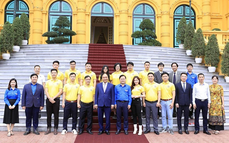 Chủ tịch nước Nguyễn Xuân Phúc và các gương mặt trẻ Việt Nam tiêu biểu năm 2021. (Ảnh: Thống Nhất/ TTXVN)