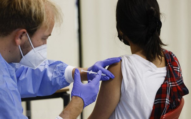 Nhân viên y tế tiêm vaccine phòng Covid-19 cho người dân. (Ảnh: AFP/TTXVN)