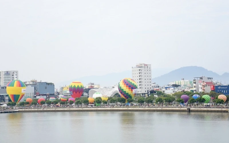 Hình ảnh khinh khí cầu nhìn từ bờ Đông sông Hàn.