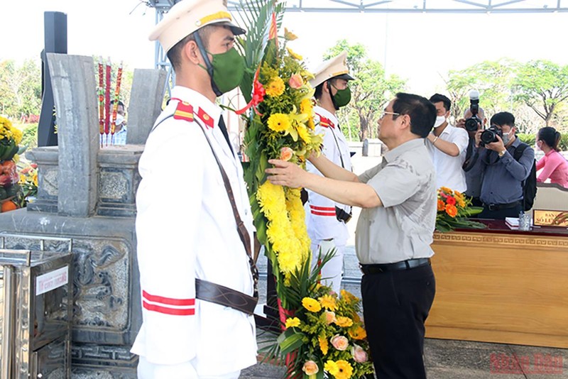 Thủ tướng Phạm Minh Chính dâng hương tại Tượng đài Mẹ Việt Nam anh hùng. (Ảnh: TẤN NGUYÊN)