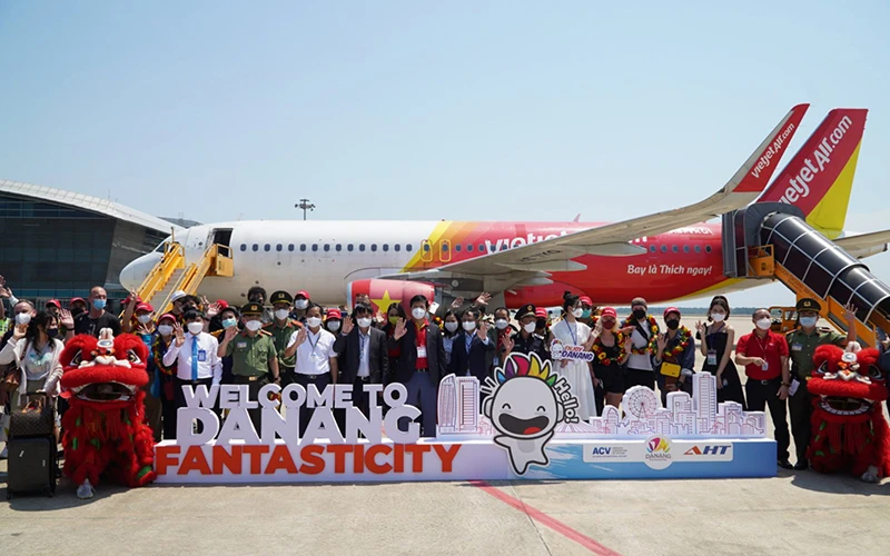 Những hành khách trên chuyến bay quốc tế đầu tiên Bangkok-Đà Nẵng.