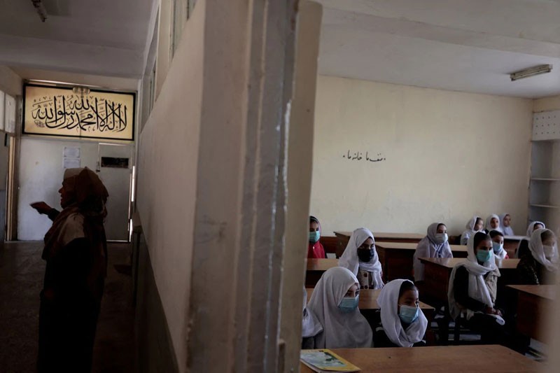 Trẻ em gái tại 1 lớp học ở Kabul, Afghanistan, hồi tháng 10/2021. (Ảnh REUTERS)