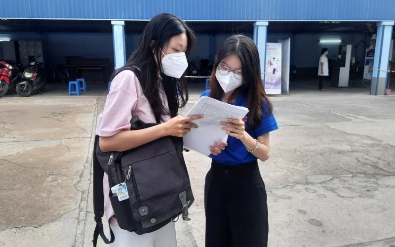 Thí sinh tham gia kỳ thi đánh giá năng lực tại Trường đại học Lạc Hồng (Đồng Nai) được tình nguyện viên hướng dẫn vào phòng thi.