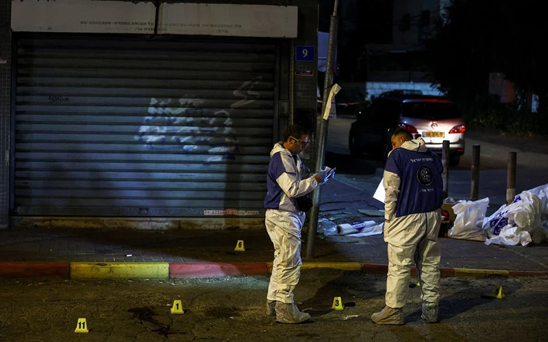 Chuyên gia pháp y của cảnh sát Israel làm việc tại hiện trường vụ tấn công tại Hadera, ngày 27/3. (Ảnh: Reuters)