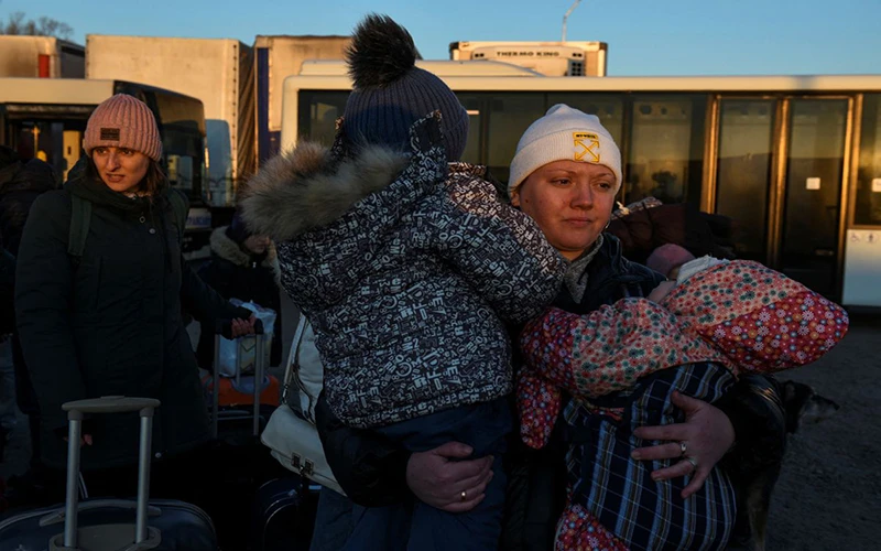 Người dân sơ tán đến nơi an toàn trên một chuyến xe buýt tại Orlivka, Ukraine, ngày 17/3. (Ảnh: Reuters)