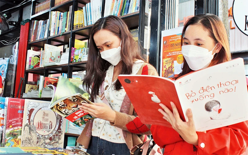 Nhiều bạn trẻ tìm mua sách tại Đường sách Nguyễn Văn Bình, phường Bến Nghé, quận 1. 