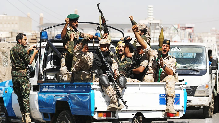 Các tay súng Houthi tại Thủ đô Sanaa của Yemen. Ảnh: REUTERS