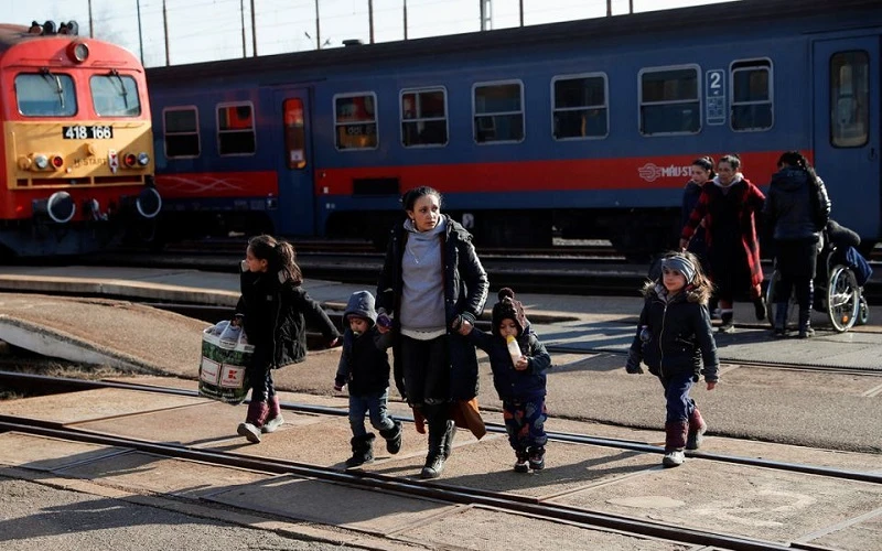 Người dân Ukraine sơ tán tránh xung đột tới Zahony, Hungary, ngày 27/2/2022. (Ảnh: Reuters)