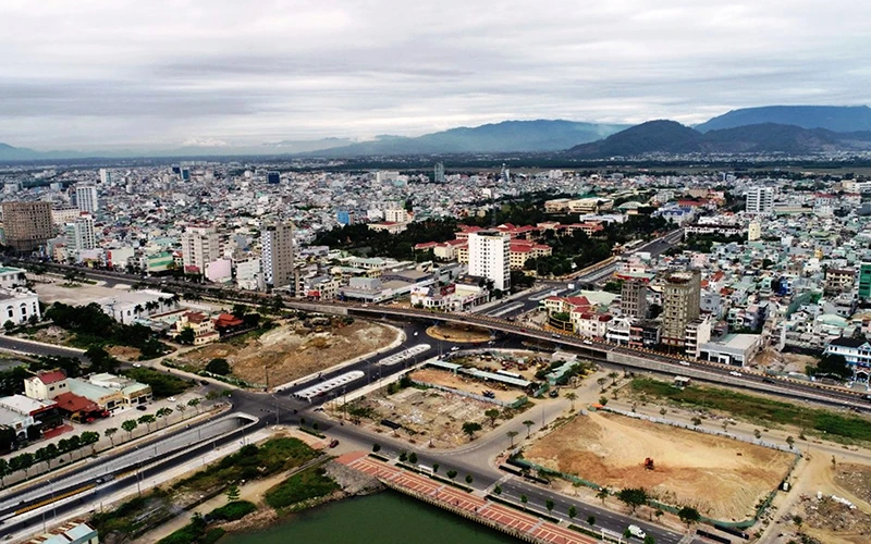 Nút giao thông tây cầu Trần Thị Lý vừa được hoàn thành và đưa vào sử dụng.
