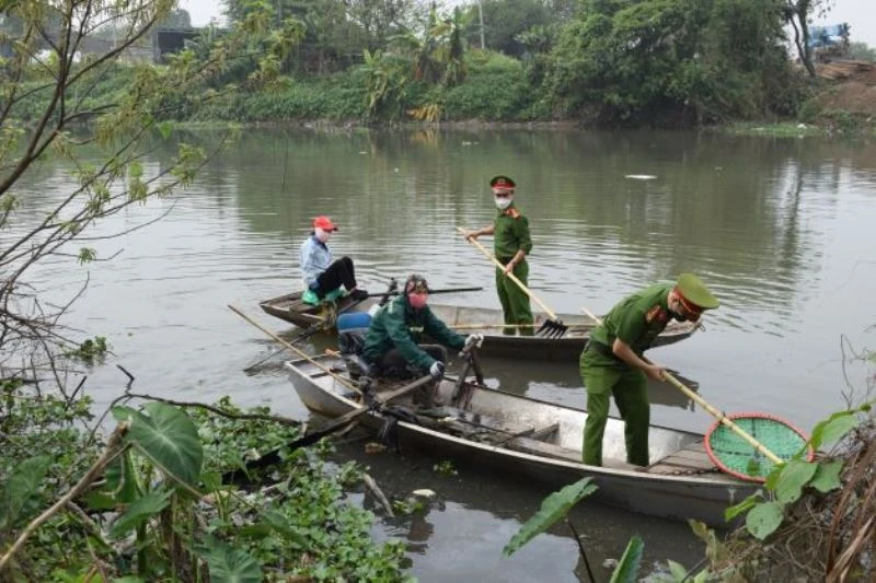 Đoàn Thanh niên Công an tỉnh Hưng Yên tham gia làm sạch môi trường trên hệ thống sông Bắc Hưng Hải. (Ảnh: Phạm Hà)