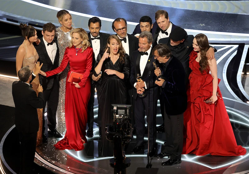 Dàn diễn viên và đoàn làm phim "CODA" nhận giải Phim hay nhất. (Ảnh: /Getty Images)