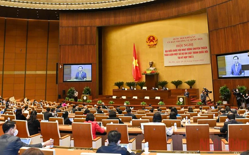 Hội nghị đại biểu Quốc hội hoạt động chuyên trách diễn ra trong hai ngày 28, 29/3 theo hình thức trực tiếp kết hợp với trực tuyến, với điểm cầu chính tại hội trường Diên Hồng, Nhà Quốc hội. 