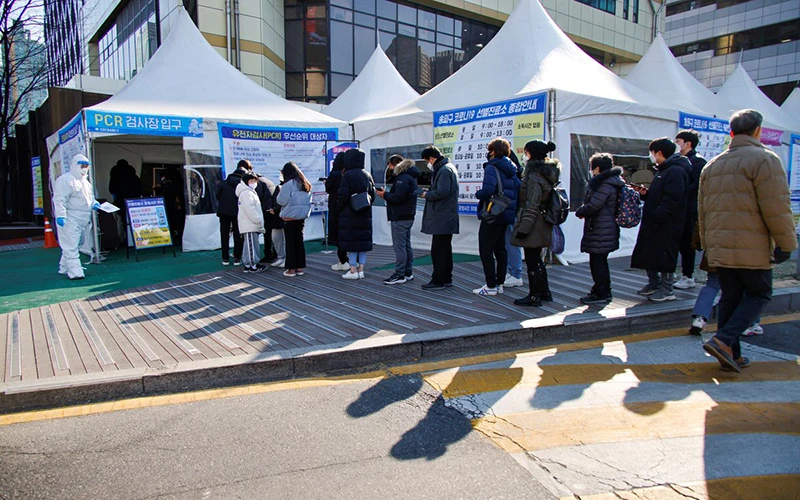 Người dân chờ xét nghiệm Covid-19 tại một trung tâm y tế cộng đồng ở Seoul, Hàn Quốc, tháng 2/2022. (Ảnh: Reuters)