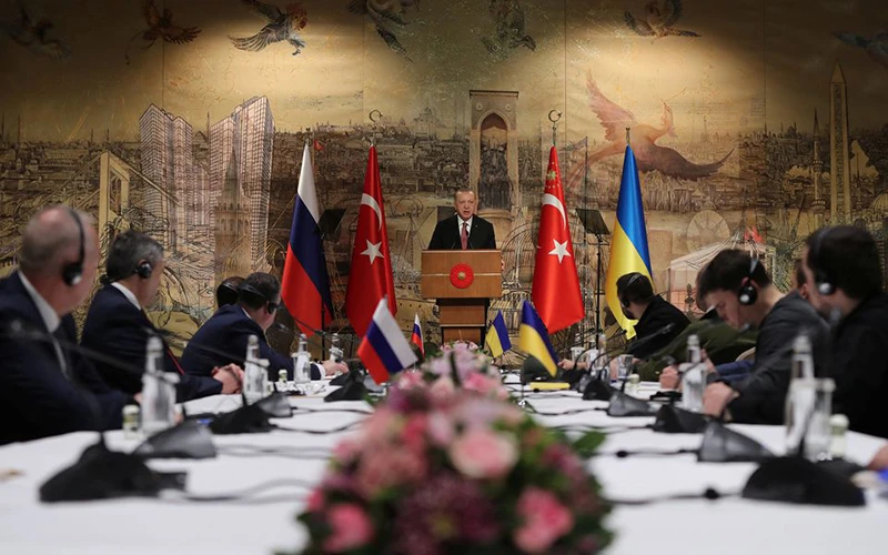 Trước thềm đàm phán, phái đoàn Nga và Ukraine có cuộc gặp với Tổng thống Thổ Nhĩ Kỳ Recep Tayyip Erdogan. (Ảnh: Reuters)