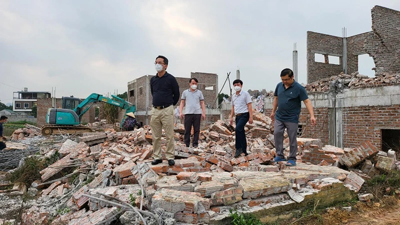 Chủ tịch Ủy ban nhân dân huyện Lương Sơn Nguyễn Văn Danh (áo đen) trực tiếp giám sát công tác phá dỡ công trình sai phạm.