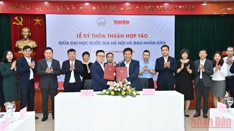 Tổng Biên tập Lê Quốc Minh và Giám đốc Đại học Quốc gia Hà Nội Lê Quân ký kết hợp tác. (Ảnh: Đăng Khoa)