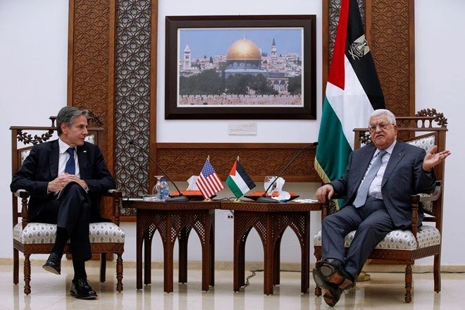 Tổng thống Palestine Mahmoud Abbas (phải) tiếp Ngoại trưởng Mỹ Antony Blinken. (Ảnh: Reuters/Vietnam+)