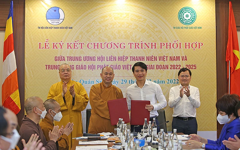 Đại diện Trung ương Hội Liên hiệp Thanh niên Việt Nam, Trung ương Giáo hội Phật giáo Việt Nam trao biên bản ký kết tại buổi lễ.
