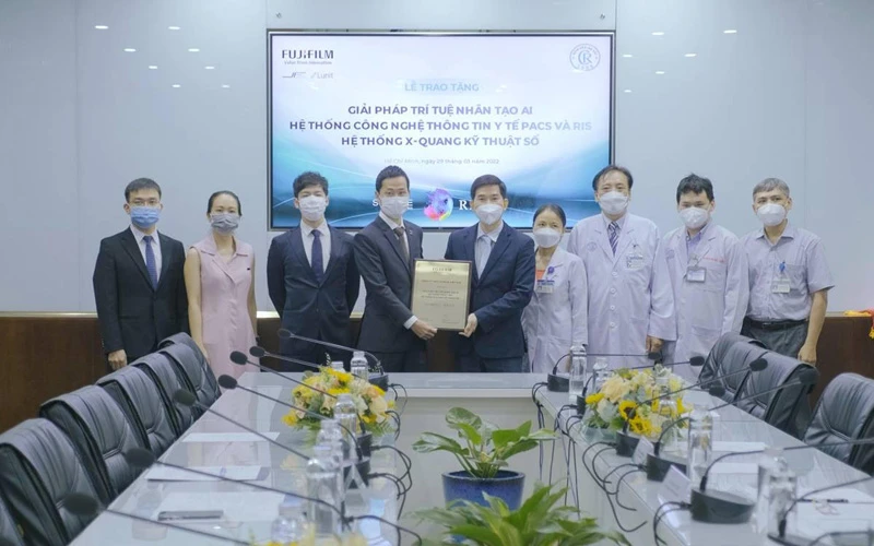 Công ty FUJIFILM Việt Nam trao tặng Bộ giải pháp công nghệ thông tin y tế hoàn chỉnh đầu tiên cho Bệnh viện Chợ Rẫy. (Ảnh công ty FUJIFILM cung cấp)