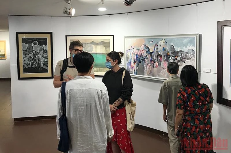 Nhiều du khách quốc tế đến xem tranh tại triển lãm.