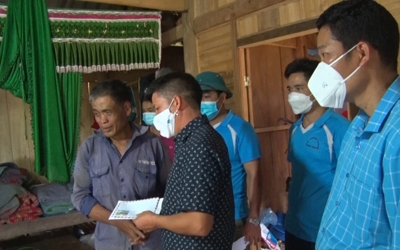 Đại diện lãnh đạo huyện Điện Biên Đông thăm hỏi, trao hỗ trợ gia đình có trẻ bị đuối nước.