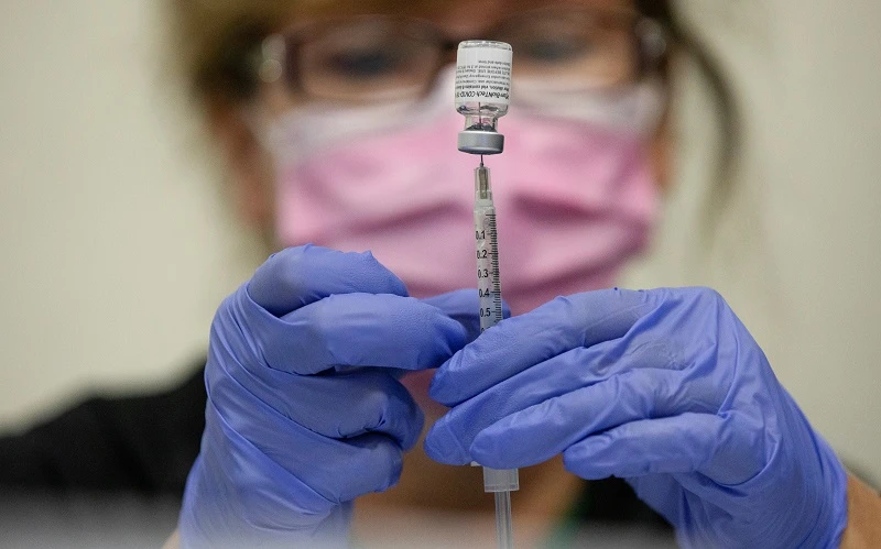 Chuẩn bị tiêm vaccine ngừa Covid-19 ở Southfield, Michigan, Mỹ. (Ảnh: Reuters)