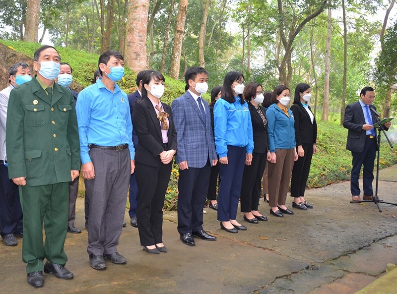 Đoàn công tác Ủy ban MTTQ tỉnh Tuyên Quang dâng hương tại Lán làm việc của Chủ tịch Tôn Đức Thắng, xã Trung Yên (Sơn Dương, Tuyên Quang).