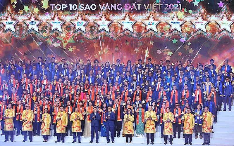 Các đồng chí Lãnh đạo Đảng, Nhà nước cùng 200 “Sao Vàng đất Việt” năm 2021 tại buổi lễ.