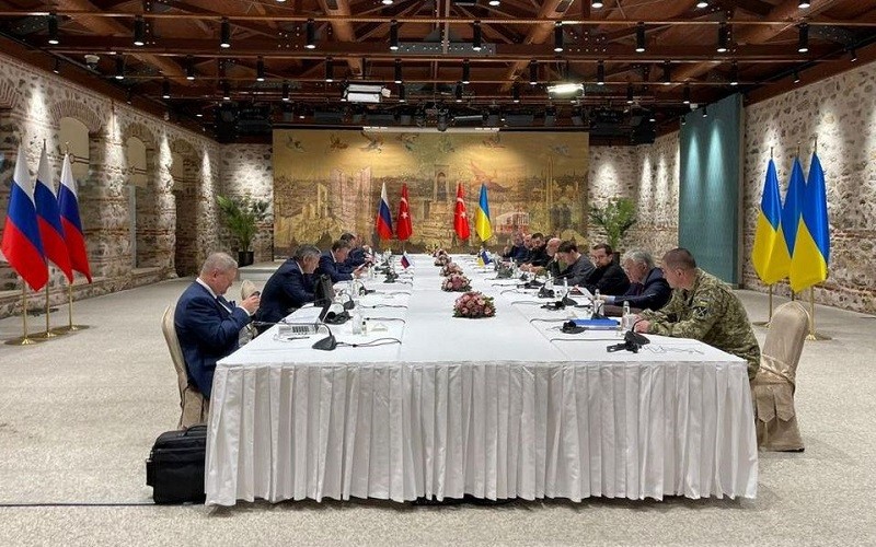 Các thành viên của phái đoàn đàm phán Nga và Ukraine tại hội đàm được tổ chức ở Istanbul, Thổ Nhĩ Kỳ, ngày 29/3/2022. (Ảnh: Văn phòng phụ trách báo chí của Tổng thống Ukraine/REUTERS)