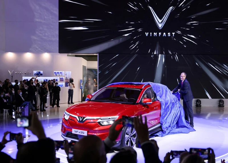 Mẫu xe SUV VinFast E35 trong buổi ra mắt thuộc khuôn khổ Triển lãm ô tô LA năm 2021 tại Los Angeles, California, Mỹ. Ảnh: Reuters