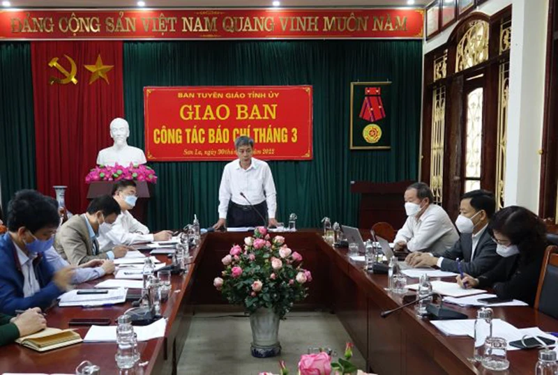 Lãnh đạo Ban Tuyên giáo Tỉnh ủy Sơn La thông tin về Festival trái cây và sản phẩm OCOP Việt Nam.