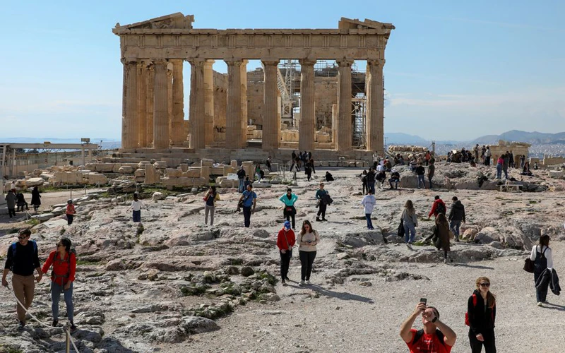 Du khách thăm Đền Parthenon trên đỉnh đồi Acropolis ở Athens, Hy Lạp hôm 26/2/2022 (Ảnh: REUTERS)