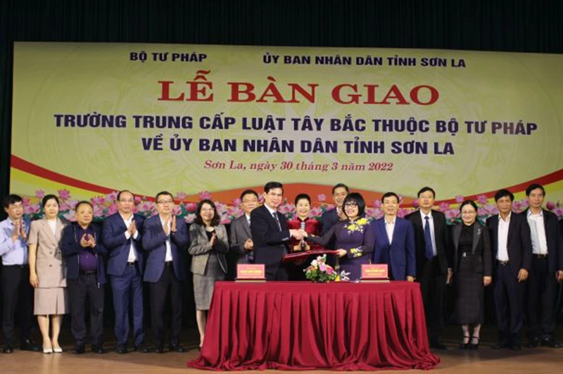 Bộ Tư pháp và UBND tỉnh Sơn La ký biên bản bàn giao Trường trung cấp Luật Tây Bắc thuộc Bộ Tư pháp về UBND tỉnh Sơn La.