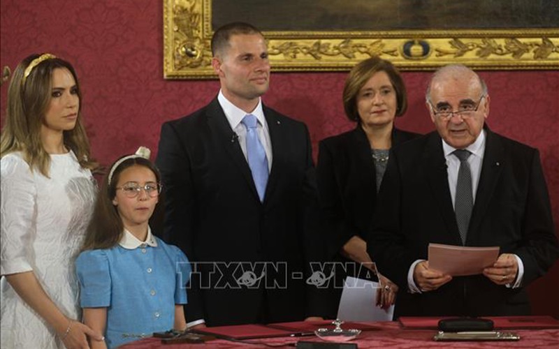 Thủ tướng Malta Robert Abela (giữa) tại lễ tuyên thệ nhậm chức trước Tổng thống George Vella (phải) sau bầu cử, tại Valletta, ngày 28/3/2022. Ảnh: THX/TTXVN