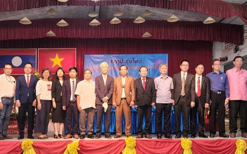 Các đại biểu tham dự cùng Ban Chấp hành Hội doanh nghiệp Việt Nam tại trung Lào. (Nguồn: Viet-Lao BACI)