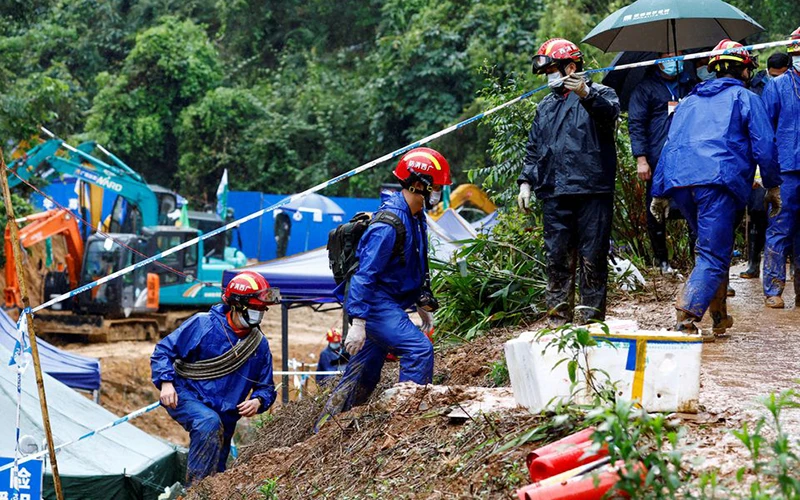 Nhân viên cứu hộ làm việc tại hiện trường vụ rơi máy bay, ngày 24/3. (Ảnh: Reuters)