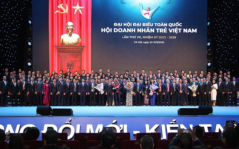 Ủy ban Trung ương Hội Doanh nhân trẻ Việt Nam khóa VII ra mắt Đại hội.