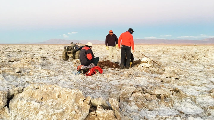 Các nhà nghiên cứu thăm dò một mỏ lithium ở Argentina. Ảnh: WORLD RESOURCE