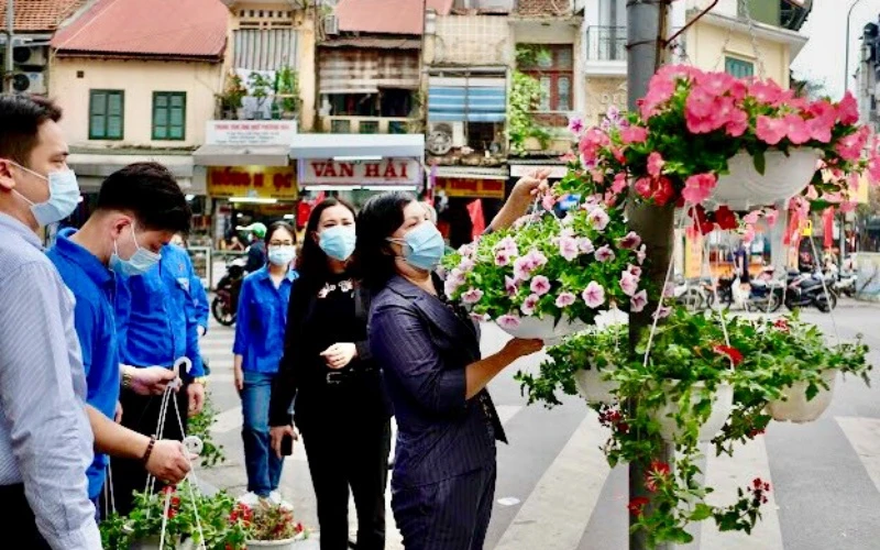 Phường Hàng Đào tổ chức trang trí đường phố, nhằm tạo cảnh quan sạch đẹp đón khách du lịch.