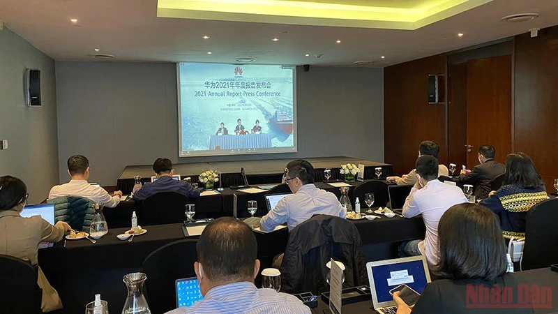 Họp báo của Huawei được tổ chức tại thành phố Thẩm Quyến (Trung Quốc) kết nối trực tuyến tới các điểm cầu trên thế giới.  