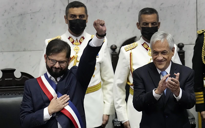 Tổng thống Gabriel Boric (bên trái) trong lễ nhậm chức. (Ảnh EL PAIS)