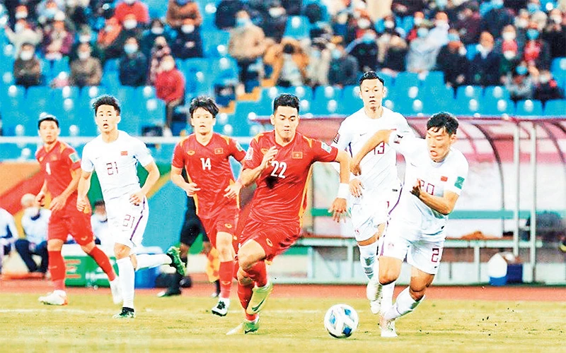 Đội tuyển Việt Nam (áo đỏ) trong chiến thắng 3-1 trước đội tuyển Trung Quốc. (Ảnh TUẤN ANH)