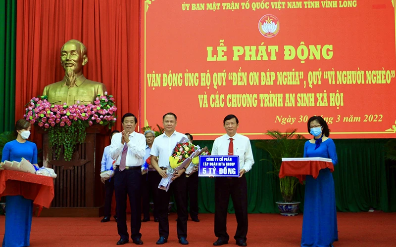 Ông Trần Tấn Hồng Cương, Phó Tổng Giám đốc KITA Group tặng 5 tỷ đồng cho Ủy ban Mặt trận Tổ quốc tỉnh Vĩnh Long.