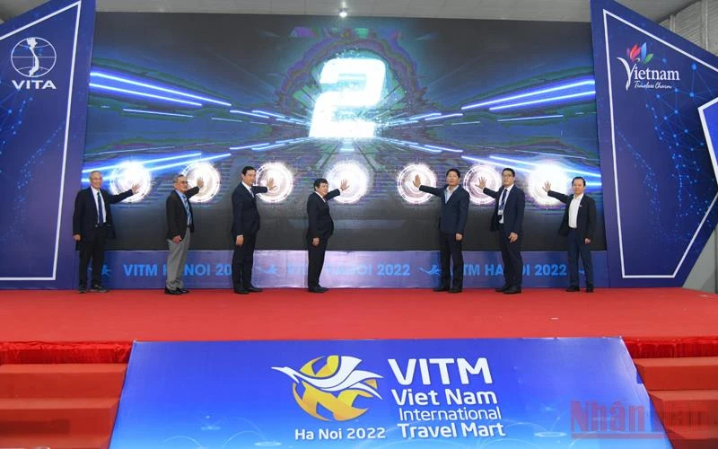 Các đại biểu bấm nút khai mạc VITM 2022 (Ảnh: Thành Đạt)