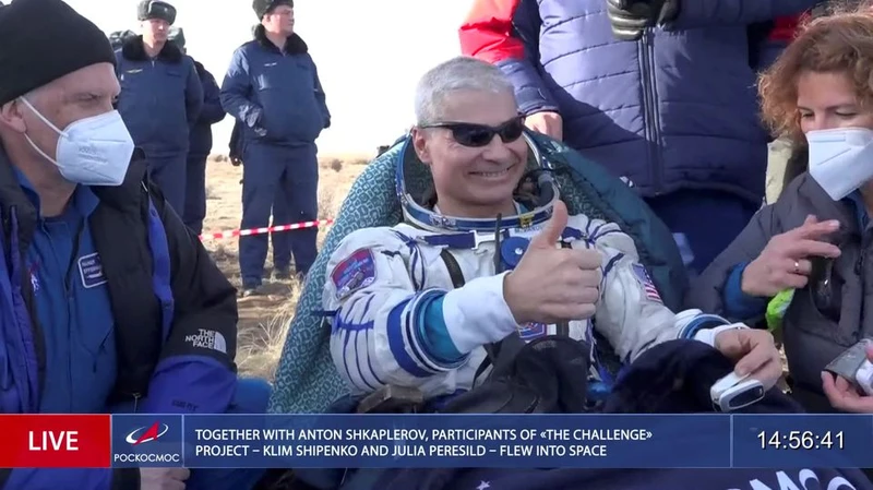 Phi hành gia Mark Vande Hei của NASA nghỉ ngơi sau khi hạ cánh bằng tàu vũ trụ Soyuz MS-19 tại một khu vực hẻo lánh bên ngoài Zhezkazgan, Kazakhstan vào ngày 30/3. Ảnh cắt từ video của Roscosmo.
